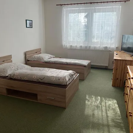 Apartment S Venkovnim Bazenem Zlonice