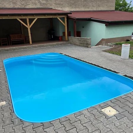 Apartment S Venkovnim Bazenem